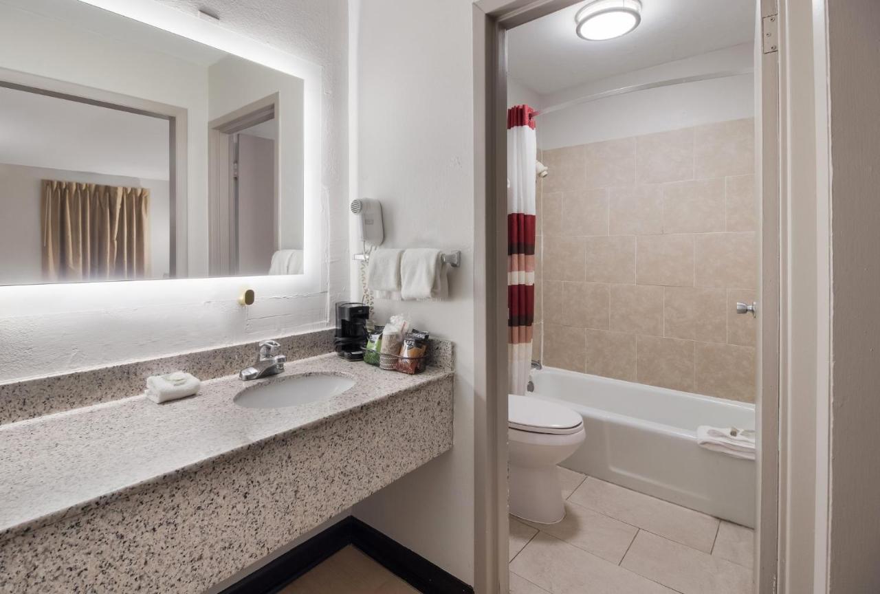 Red Roof Inn & Suites Jackson, Tn Экстерьер фото