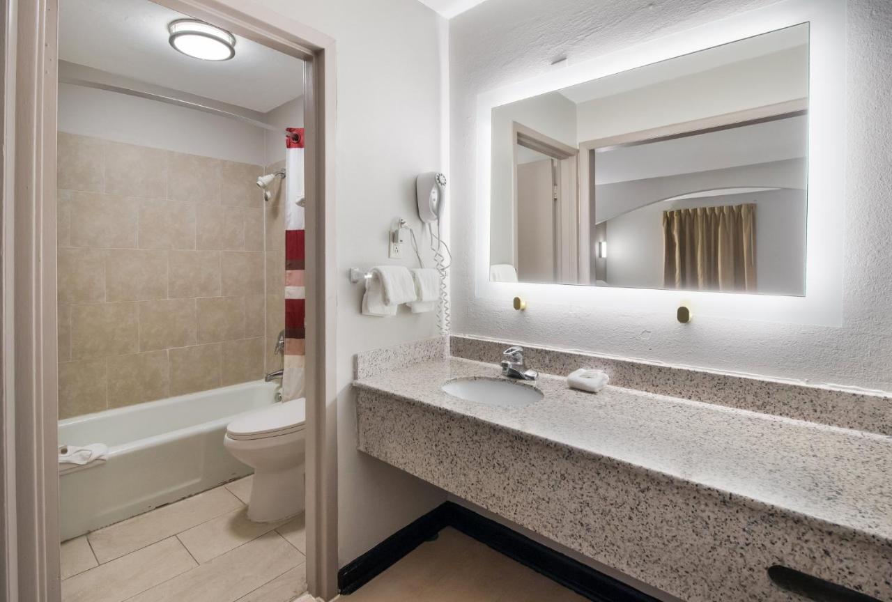 Red Roof Inn & Suites Jackson, Tn Экстерьер фото